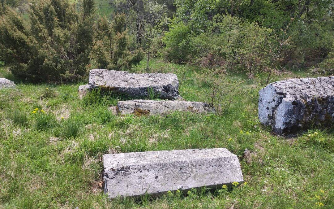 Grobljaja, Komrani – Prača