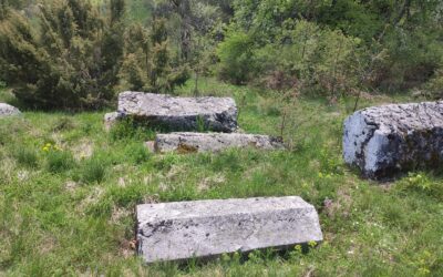 Grobljaja, Komrani – Prača