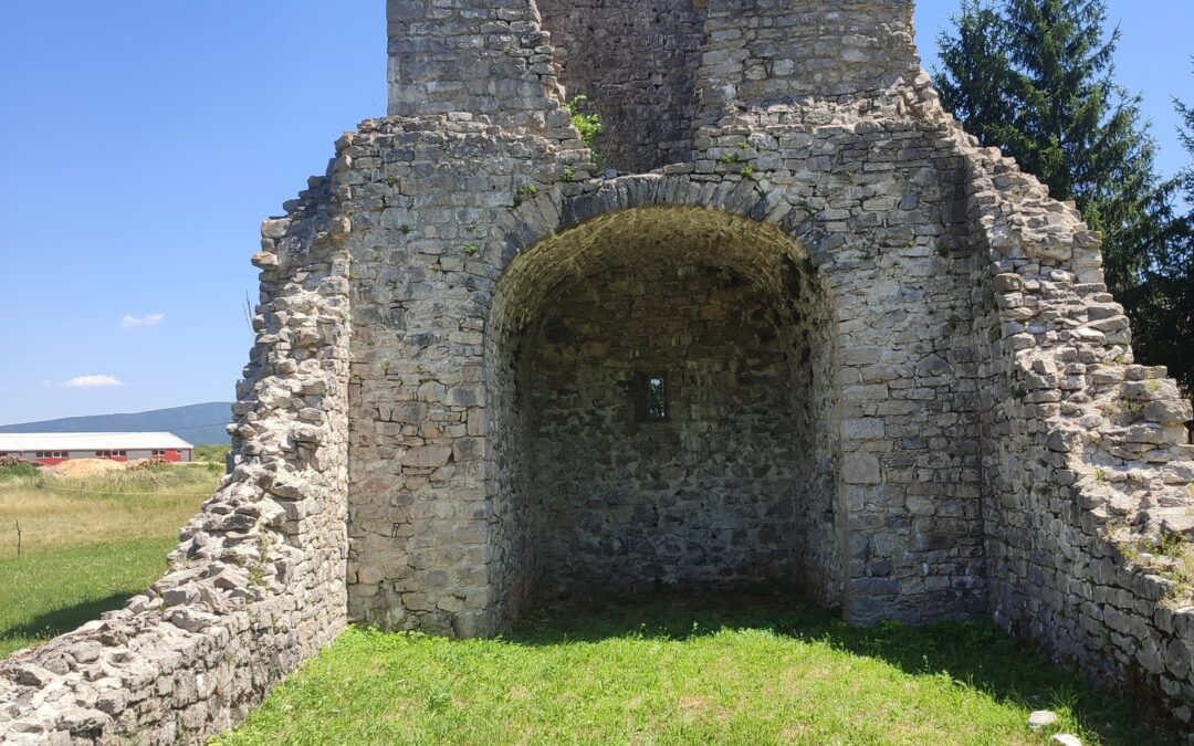 Bosanski Petrovac: Srednjovjekovna crkva i nekropola Kolunić te rimski miljokazi