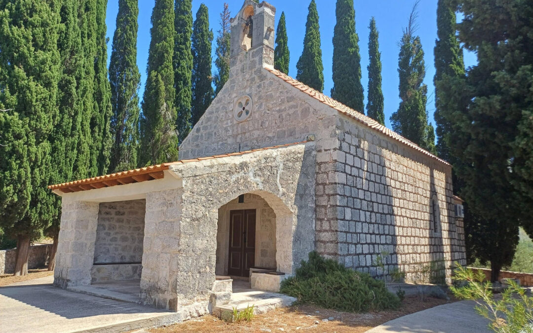 Stećci ugrađeni u crkvu sv. Jurja u Podvlaštici kod Orebića